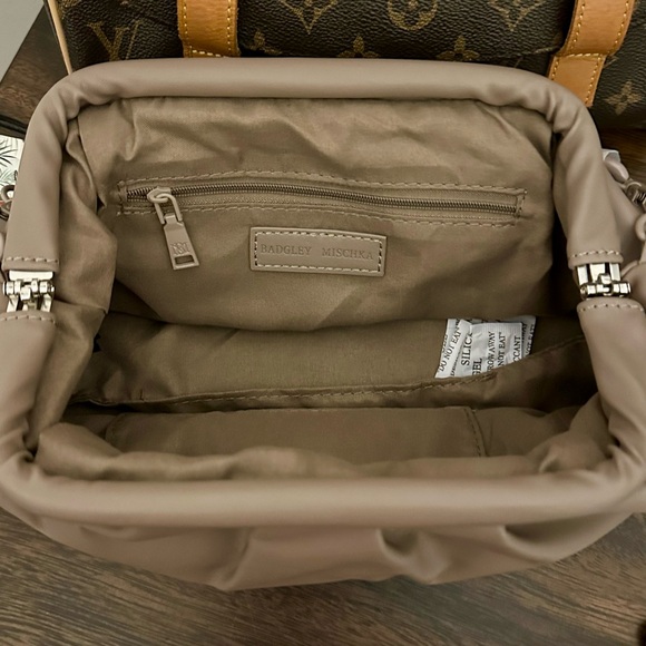 NWT Badgley Mischka Taupe Snap Framed - Picture 7 of 7